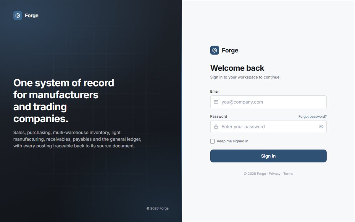 Halaman log masuk Forge dengan data demo: panel jenama grafit di kiri, borang log masuk dengan e-mel dan kata laluan di kanan